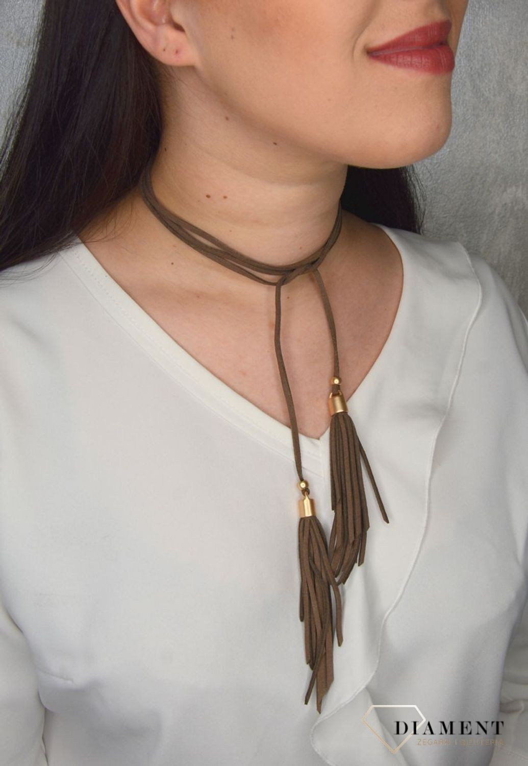 Naszyjnik choker brązowy rzemyk z chwostami i złote dodatkami DIA-NSZ-0076-BRĄZ R. Ciekawy, oryginalny naszyjnik choker to dodatek idealny na lato..jpg